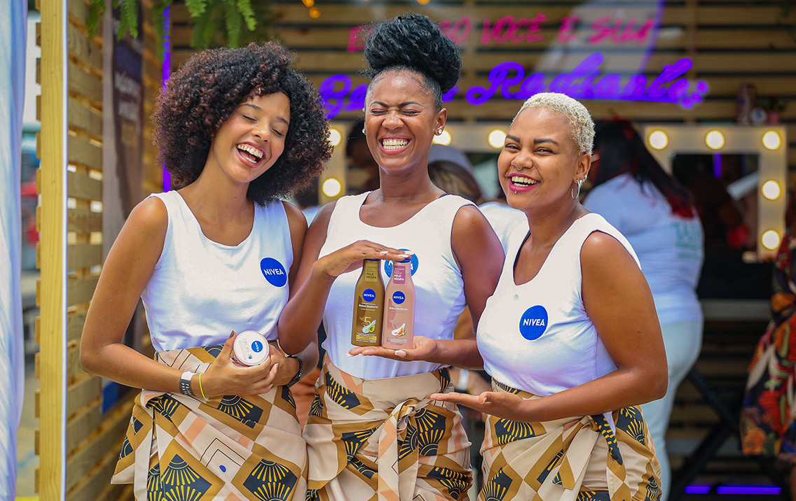 Three women hold Nivea products (photo)