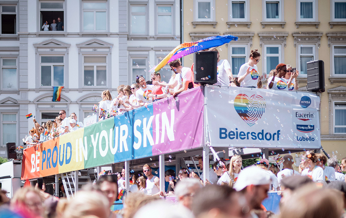 "Be proud in your skin" truck (photo)