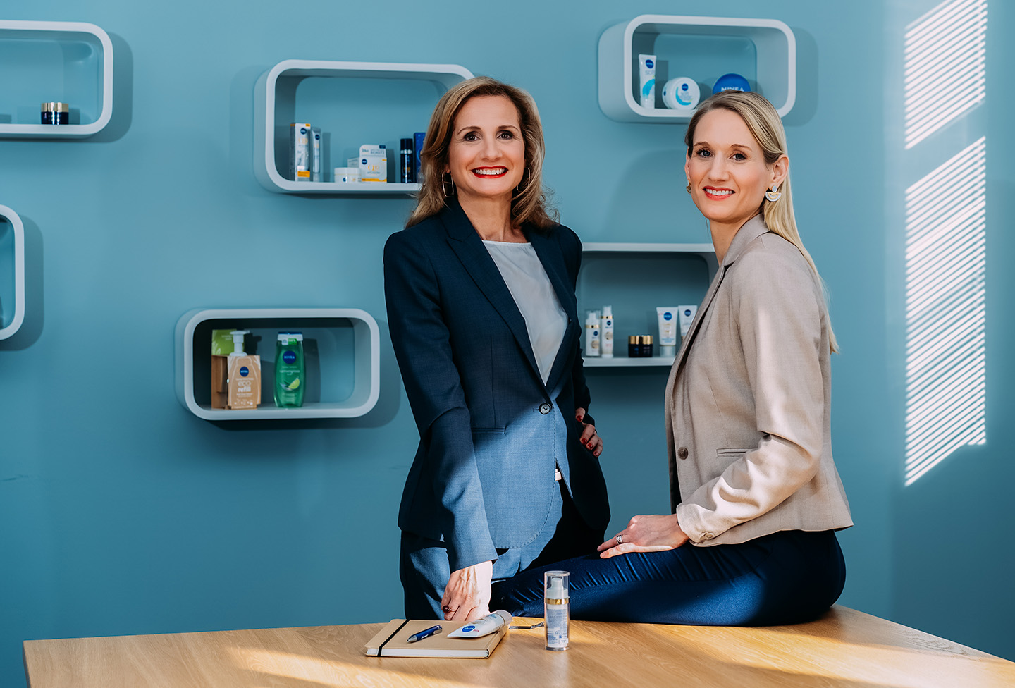 Anna Grassano, Regional Vice President Marketing Europe (links) und Kerstin Bird, Vice President Brand Leadership Unit Face & Lip (Foto)