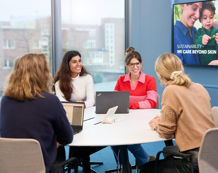 Mitarbeiterinnen im Besprechungsraum (Foto)