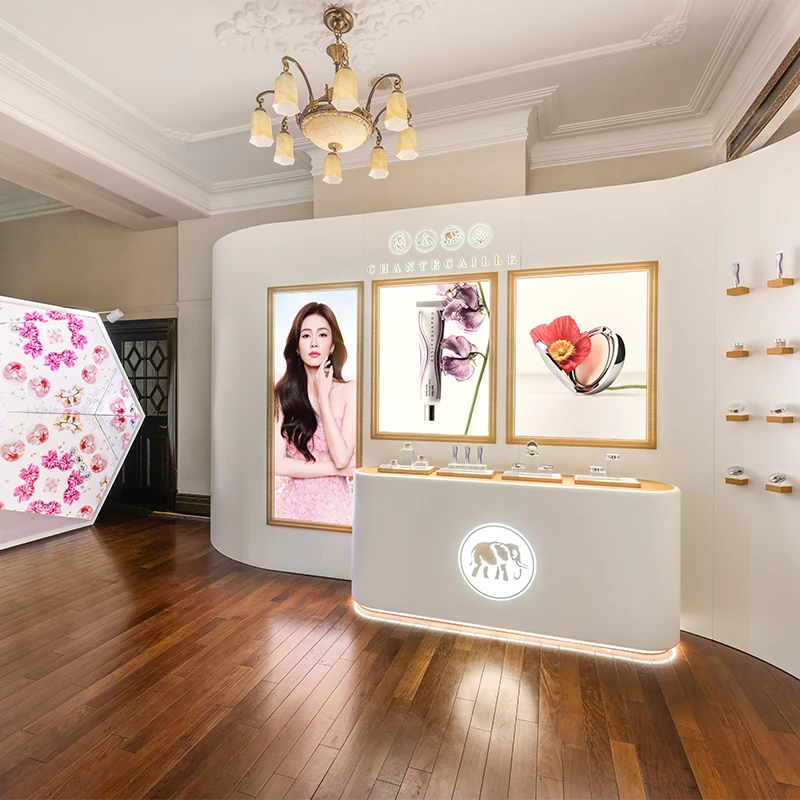 Auf dem Bild befindet sich das Pop-up-Erlebnis „Maison de Chantecaille“ in Shanghai - eine Beauty Lounge, wo Fans der Marke die Chantecaille Hautpflege- und Make-up-Produkte testen können. Es handelt sich um einen luxuriös eingerichteten Raum mit dunklen Holzböden und einer Theke mit einer Ausstellung der Produkte der Marke.